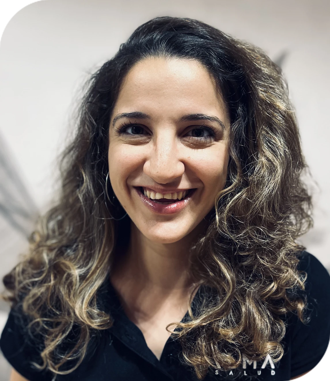 persona mirando a cámara