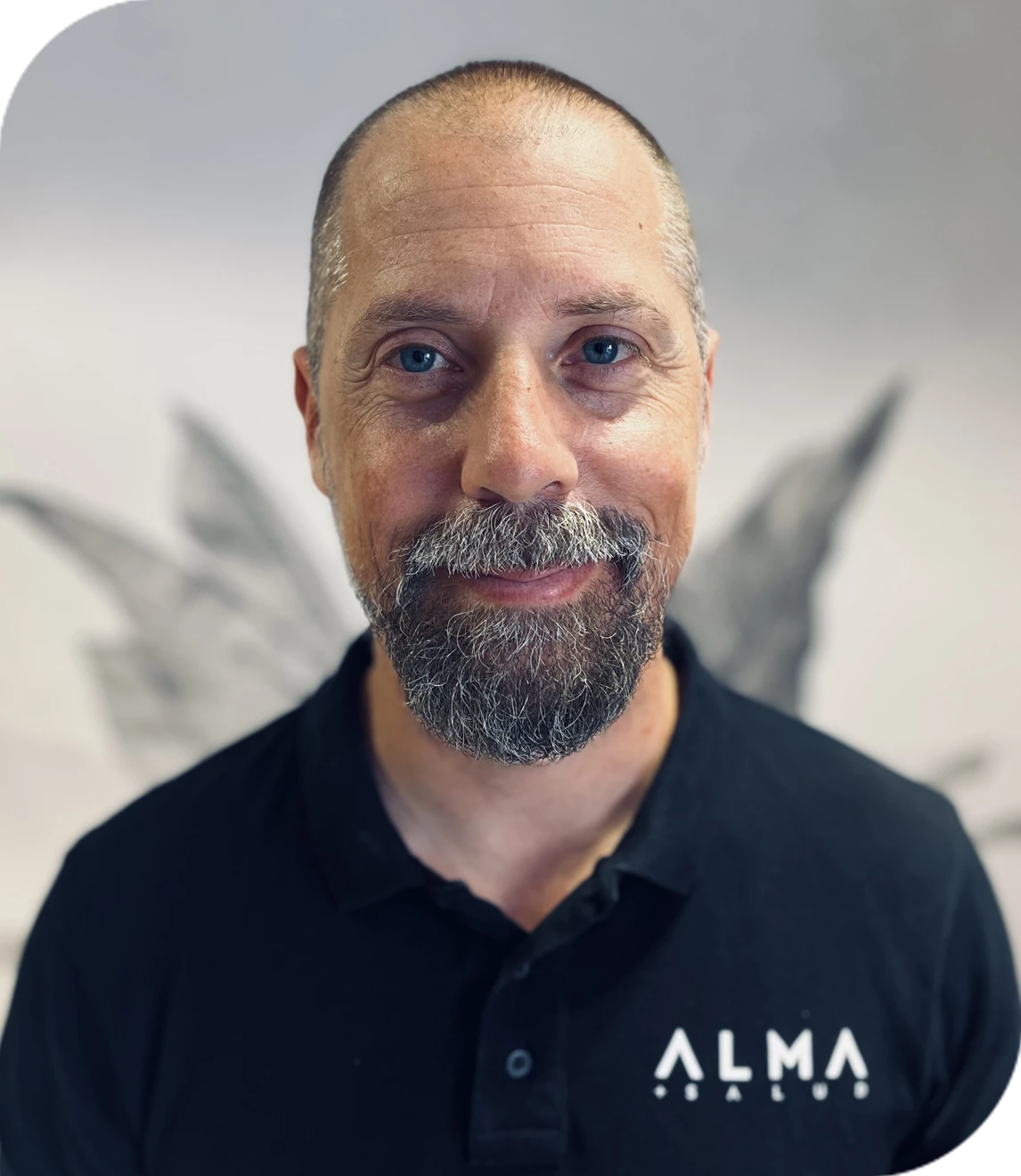 persona mirando a cámara