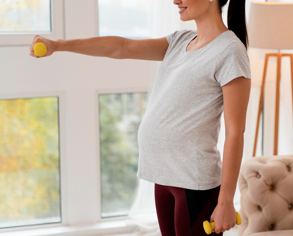 Mujer embarazada haciendo ejercicios